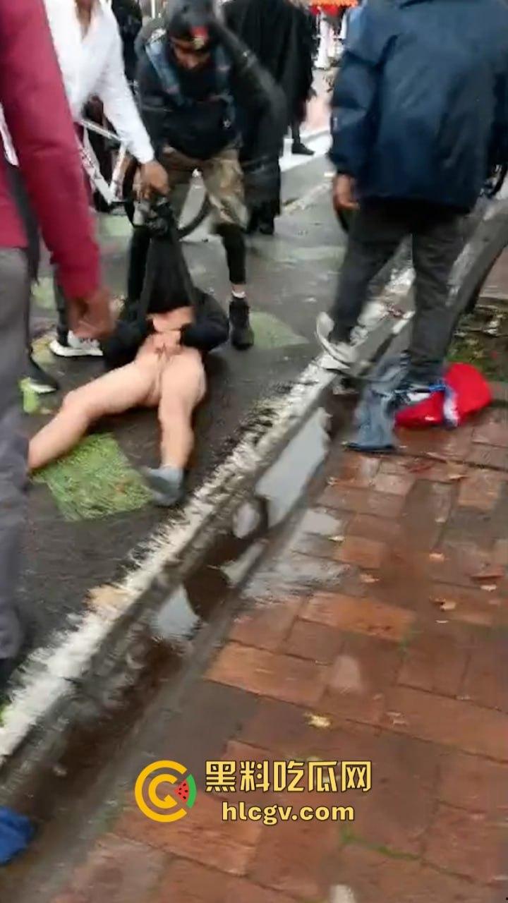 蛋痛!加州小偷扒钱包被抓现行 惨遭正义群众群体攻击 脱裤捏蛋:叫成这样是爆了吗? 第3张 蛋痛!加州小偷扒钱包被抓现行 惨遭正义群众群体攻击 脱裤捏蛋:叫成这样是爆了吗? 第3张