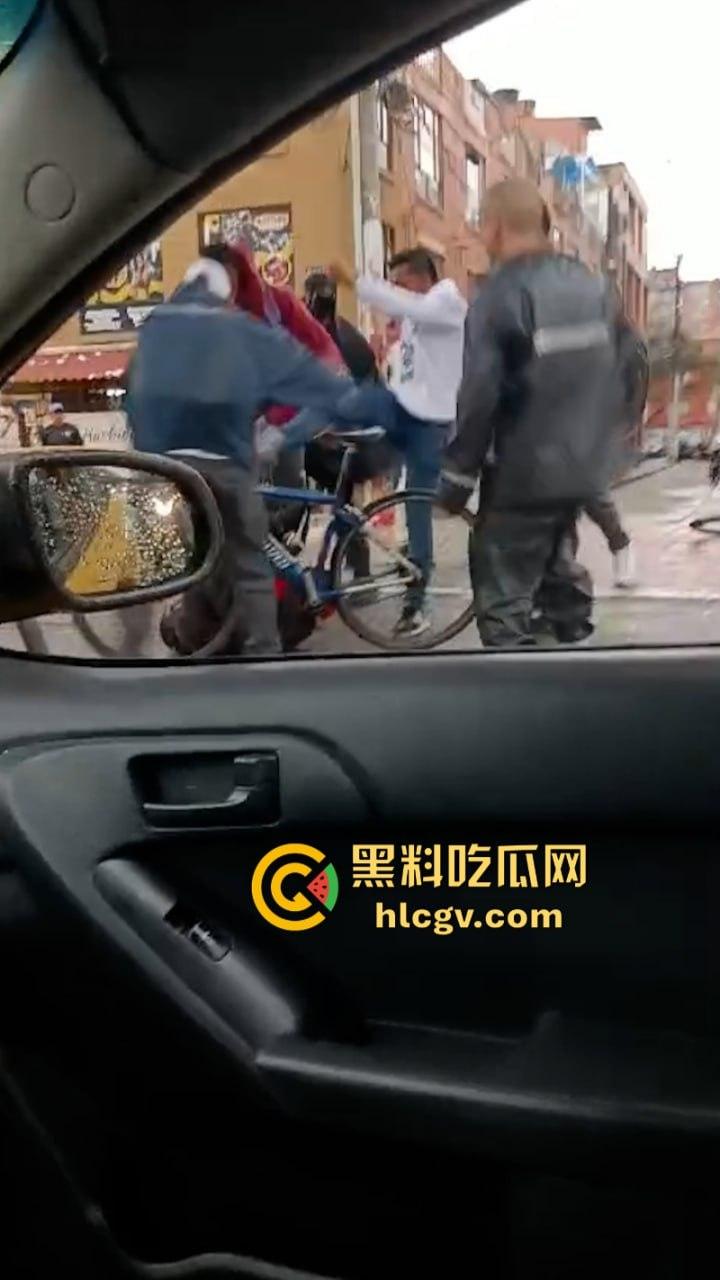 蛋痛!加州小偷扒钱包被抓现行 惨遭正义群众群体攻击 脱裤捏蛋:叫成这样是爆了吗? 第5张 蛋痛!加州小偷扒钱包被抓现行 惨遭正义群众群体攻击 脱裤捏蛋:叫成这样是爆了吗? 第5张