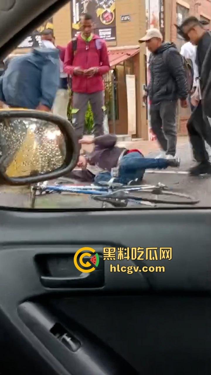 蛋痛!加州小偷扒钱包被抓现行 惨遭正义群众群体攻击 脱裤捏蛋:叫成这样是爆了吗? 第6张 蛋痛!加州小偷扒钱包被抓现行 惨遭正义群众群体攻击 脱裤捏蛋:叫成这样是爆了吗? 第6张