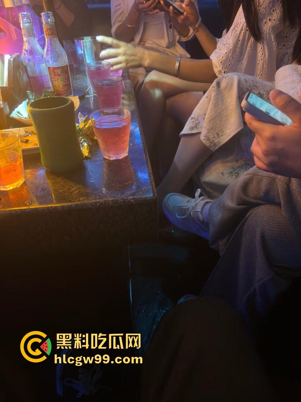 贵州六盘水同事摸奶大会记时捏奶挑战!开心摸奶一个接一个,聚会就该这般刺激淫荡! 第2张 贵州六盘水同事摸奶大会记时捏奶挑战!开心摸奶一个接一个,聚会就该这般刺激淫荡! 第2张