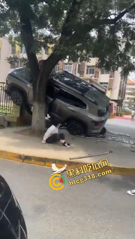 北京密云小学门口惊现夺命飞车,司机疯了吗?放学一脚油门冲进娃堆,小学生倒一片! 第5张 北京密云小学门口惊现夺命飞车,司机疯了吗?放学一脚油门冲进娃堆,小学生倒一片! 第5张