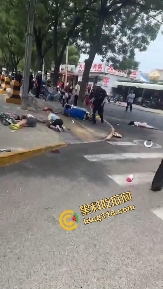 北京密云小学门口惊现夺命飞车,司机疯了吗?放学一脚油门冲进娃堆,小学生倒一片! 第6张 北京密云小学门口惊现夺命飞车,司机疯了吗?放学一脚油门冲进娃堆,小学生倒一片! 第6张