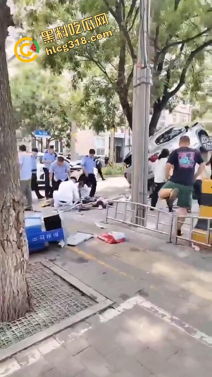 北京密云小学门口惊现夺命飞车,司机疯了吗?放学一脚油门冲进娃堆,小学生倒一片! 第10张 北京密云小学门口惊现夺命飞车,司机疯了吗?放学一脚油门冲进娃堆,小学生倒一片! 第10张