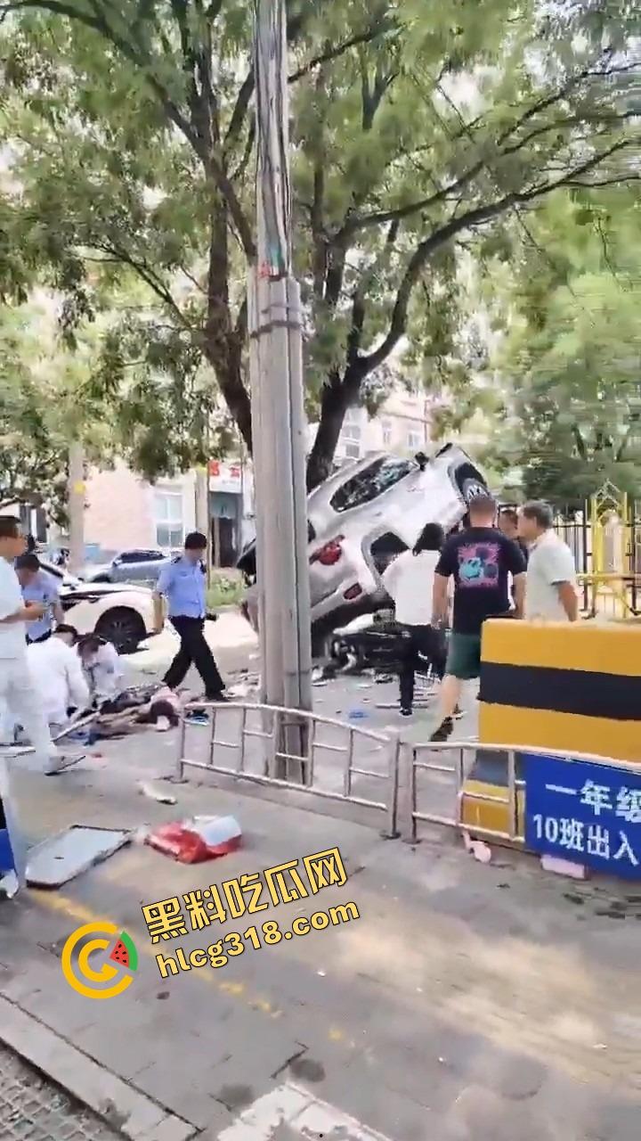 北京密云小学门口惊现夺命飞车,司机疯了吗?放学一脚油门冲进娃堆,小学生倒一片! 第11张 北京密云小学门口惊现夺命飞车,司机疯了吗?放学一脚油门冲进娃堆,小学生倒一片! 第11张