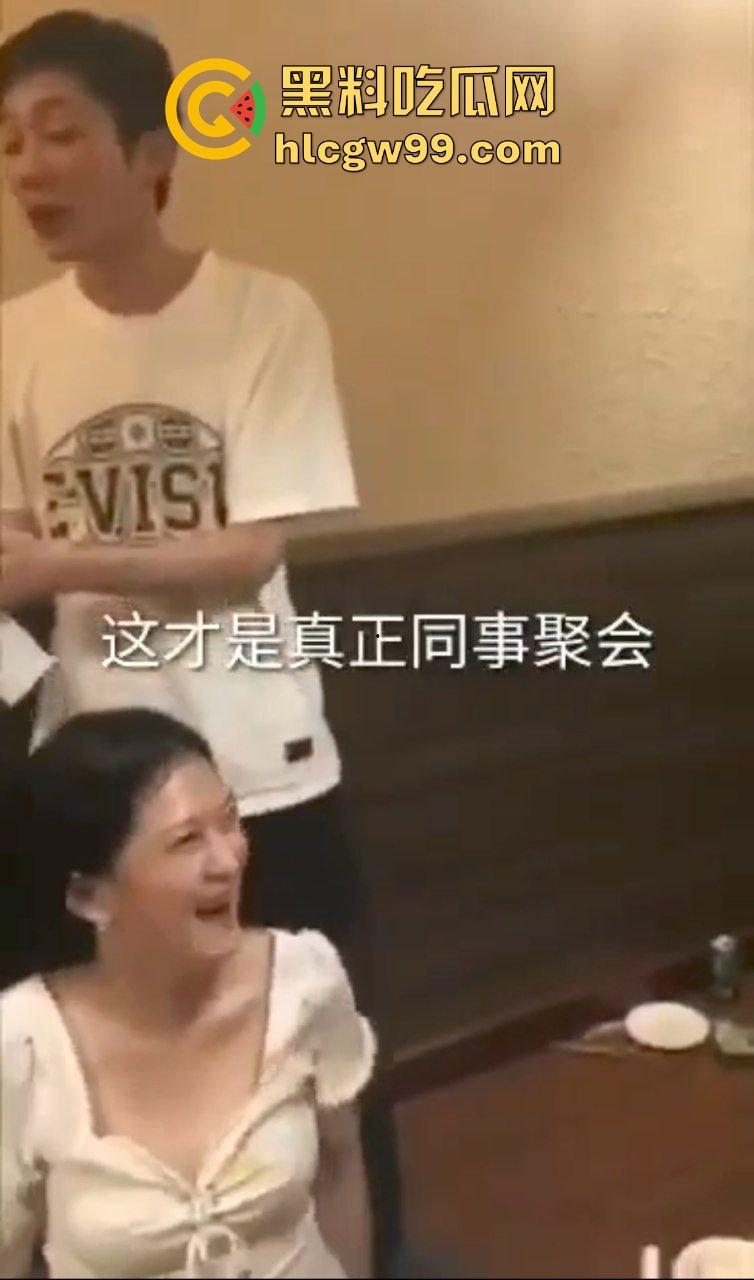 贵州六盘水同事摸奶大会记时捏奶挑战!开心摸奶一个接一个,聚会就该这般刺激淫荡! 第8张 贵州六盘水同事摸奶大会记时捏奶挑战!开心摸奶一个接一个,聚会就该这般刺激淫荡! 第8张