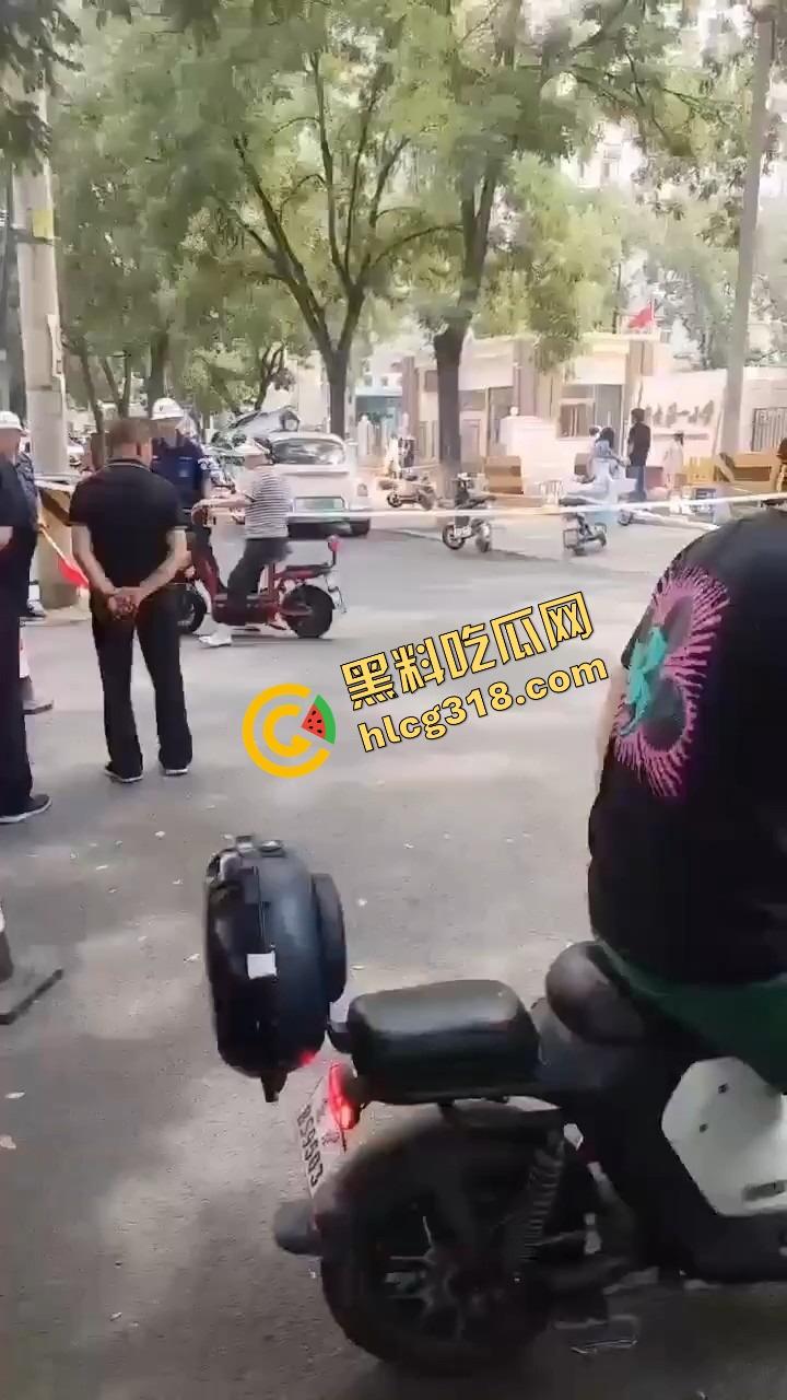 北京密云小学门口惊现夺命飞车,司机疯了吗?放学一脚油门冲进娃堆,小学生倒一片! 第12张 北京密云小学门口惊现夺命飞车,司机疯了吗?放学一脚油门冲进娃堆,小学生倒一片! 第12张