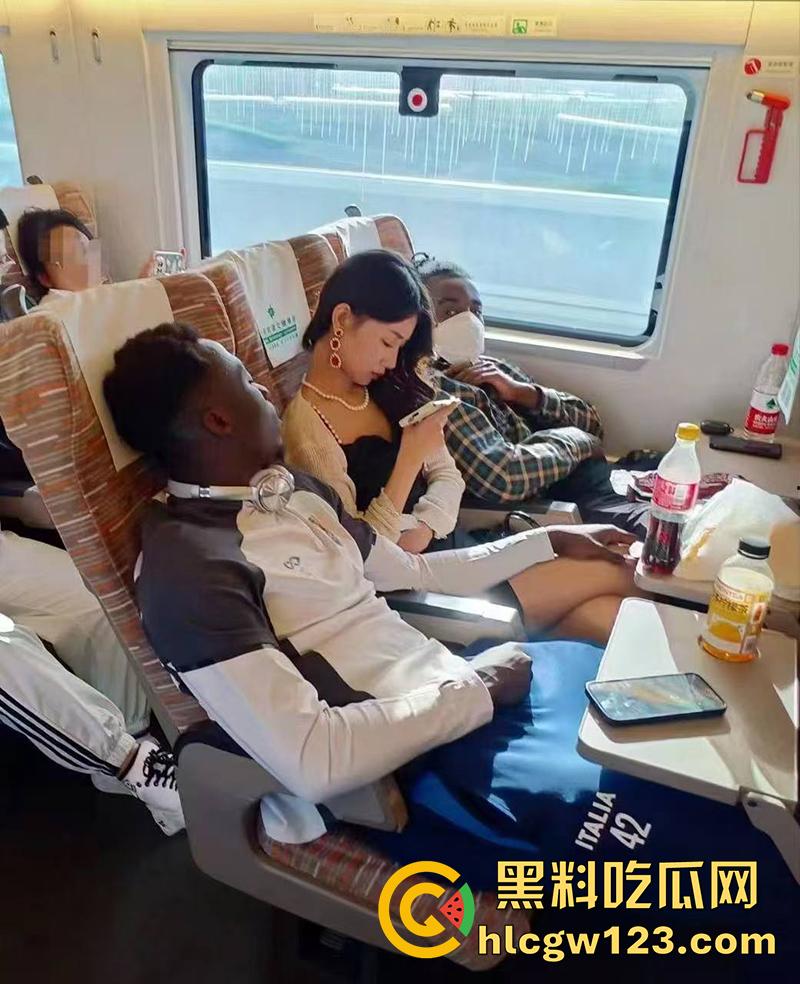 媚黑婊骚逼嫁大屌黑人，不收彩礼随便玩，一步到胃疯狂撞击，据说和黑人回到老家，还被多人轮奸呢！  第4张