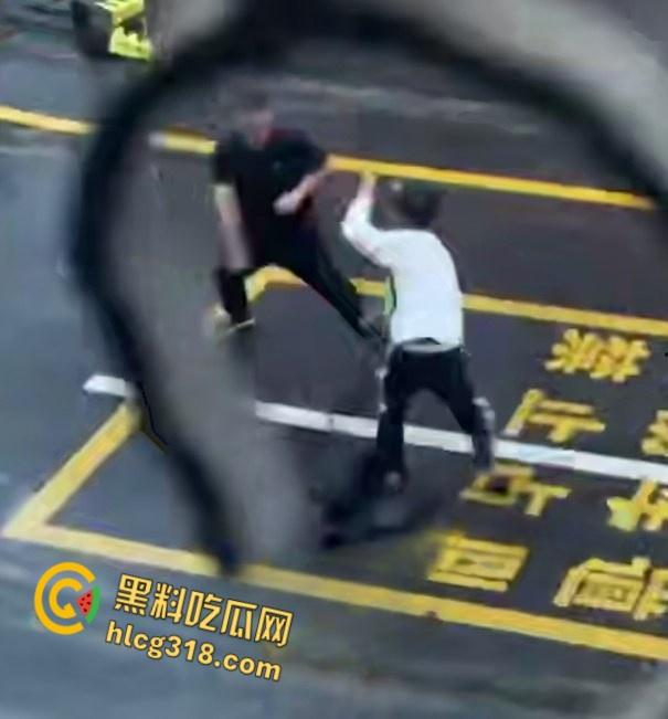 小伙街边无差别砍人，就算劝架也惨被砍，街头刀光血飙骨肉翻开，地上血迹一片看着都感觉痛 !  第2张