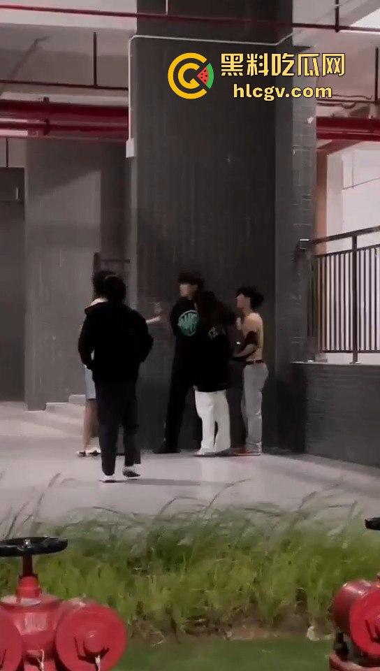 小仙女脚踏两条船惹怒男主,带小三校园漫步被逮个正着!原配男主怒揍一顿,小三还被安慰,真是个母0无疑! 第5张 小仙女脚踏两条船惹怒男主,带小三校园漫步被逮个正着!原配男主怒揍一顿,小三还被安慰,真是个母0无疑! 第5张