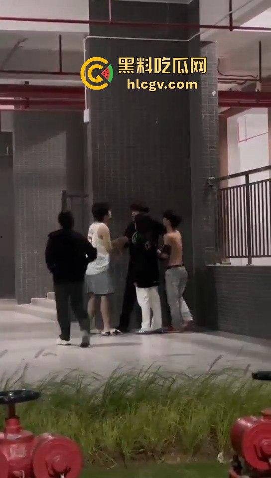 小仙女脚踏两条船惹怒男主,带小三校园漫步被逮个正着!原配男主怒揍一顿,小三还被安慰,真是个母0无疑! 第7张 小仙女脚踏两条船惹怒男主,带小三校园漫步被逮个正着!原配男主怒揍一顿,小三还被安慰,真是个母0无疑! 第7张