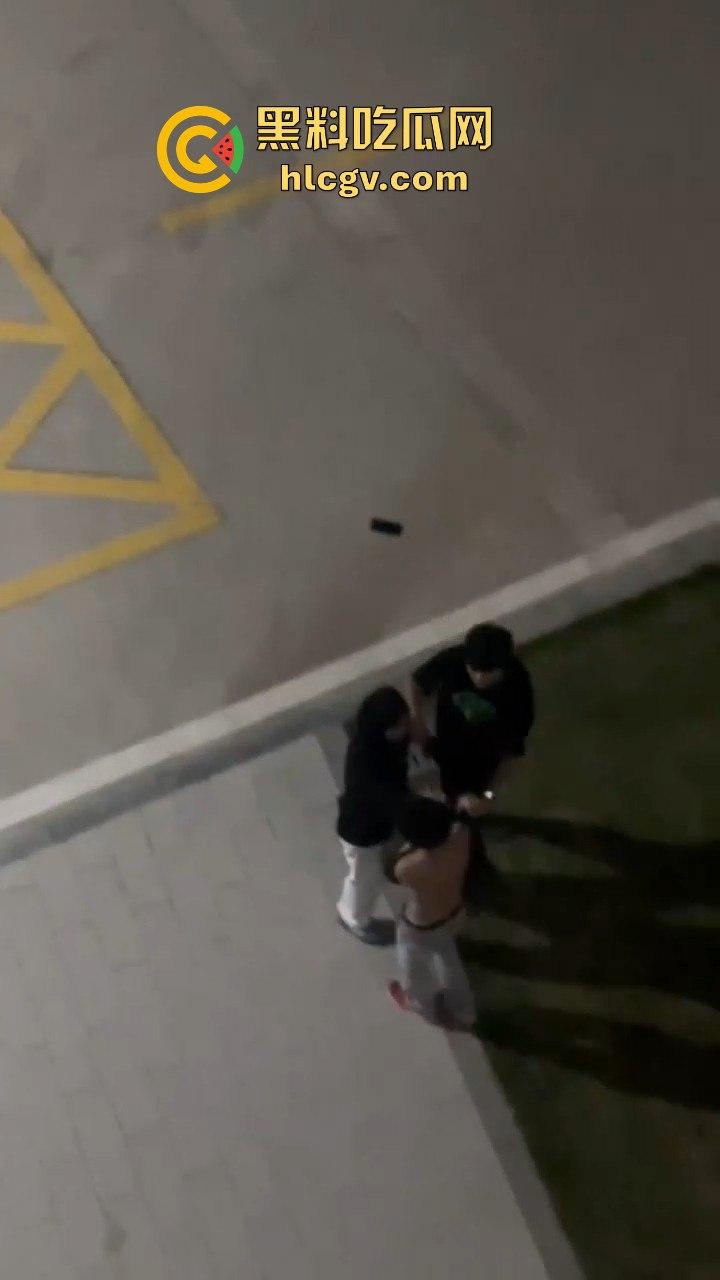 小仙女脚踏两条船惹怒男主,带小三校园漫步被逮个正着!原配男主怒揍一顿,小三还被安慰,真是个母0无疑! 第8张 小仙女脚踏两条船惹怒男主,带小三校园漫步被逮个正着!原配男主怒揍一顿,小三还被安慰,真是个母0无疑! 第8张