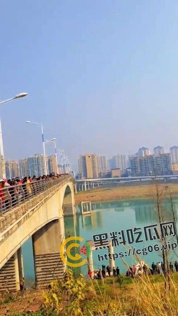 四川南充男子跳水勇救轻生女子 最终女子获救 男子因江水湍急体力不支 丧命于此 现场打捞视频曝光  第3张