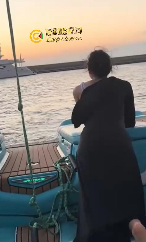 富二代游艇出海，两顶级女神化身母狗跪舔，全自动后入骑乘黑丝当精盆，神仙般的日子！  第2张