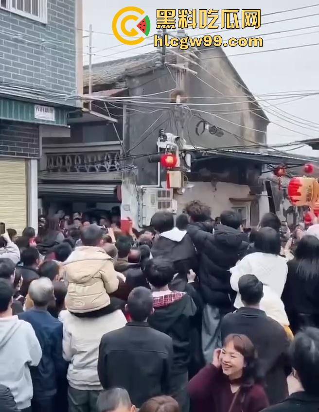 广东潮汕迎老爷因抢香炉爆发冲突，两边人马大大出手，好好的一个迎神活动搞成这样为啥呀！  第1张