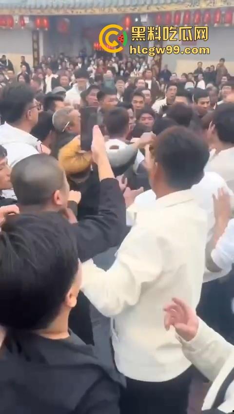 广东潮汕迎老爷因抢香炉爆发冲突，两边人马大大出手，好好的一个迎神活动搞成这样为啥呀！  第2张