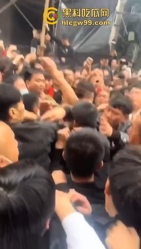 广东潮汕迎老爷因抢香炉爆发冲突，两边人马大大出手，好好的一个迎神活动搞成这样为啥呀！  第3张