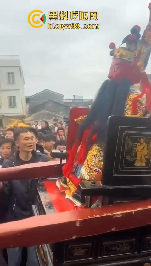 广东潮汕迎老爷因抢香炉爆发冲突，两边人马大大出手，好好的一个迎神活动搞成这样为啥呀！  第4张
