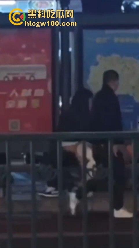常州大学城公交车站情侣饥渴难耐当街啪啪，各种姿势变换无视路人视频内容劲爆全网疯传！！  第1张