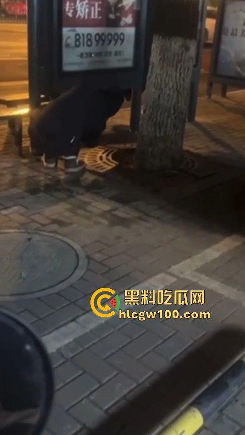 常州大学城公交车站情侣饥渴难耐当街啪啪，各种姿势变换无视路人视频内容劲爆全网疯传！！  第2张