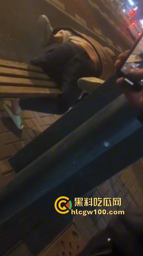 常州大学城公交车站情侣饥渴难耐当街啪啪，各种姿势变换无视路人视频内容劲爆全网疯传！！  第3张