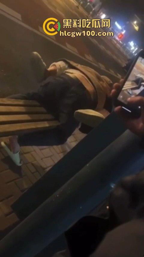 常州大学城公交车站情侣饥渴难耐当街啪啪，各种姿势变换无视路人视频内容劲爆全网疯传！！  第4张