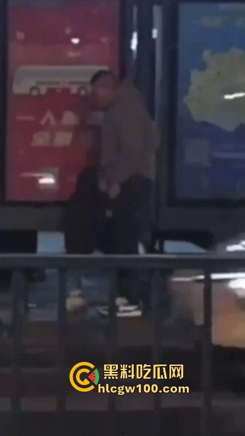 常州大学城公交车站情侣饥渴难耐当街啪啪，各种姿势变换无视路人视频内容劲爆全网疯传！！  第5张