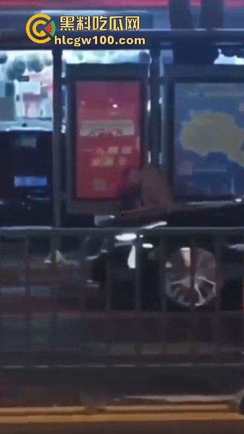 常州大学城公交车站情侣饥渴难耐当街啪啪，各种姿势变换无视路人视频内容劲爆全网疯传！！  第6张