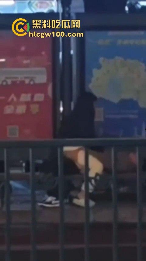 常州大学城公交车站情侣饥渴难耐当街啪啪，各种姿势变换无视路人视频内容劲爆全网疯传！！  第7张