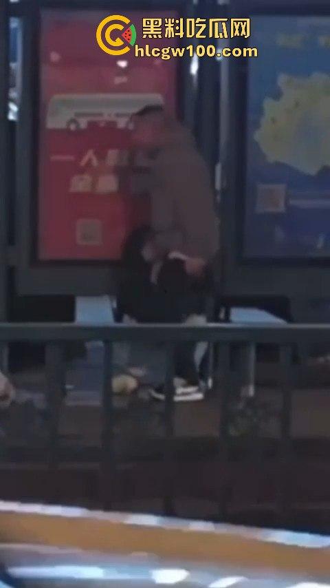 常州大学城公交车站情侣饥渴难耐当街啪啪，各种姿势变换无视路人视频内容劲爆全网疯传！！  第8张