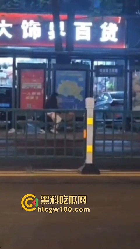 常州大学城公交车站情侣饥渴难耐当街啪啪，各种姿势变换无视路人视频内容劲爆全网疯传！！  第9张