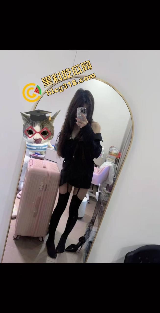 现在小年轻逼瘾太猛，骑小牛电动车都能车震，巷子里妹子张腿坐车上舔逼，随时随地吃海鲜上头！  第3张