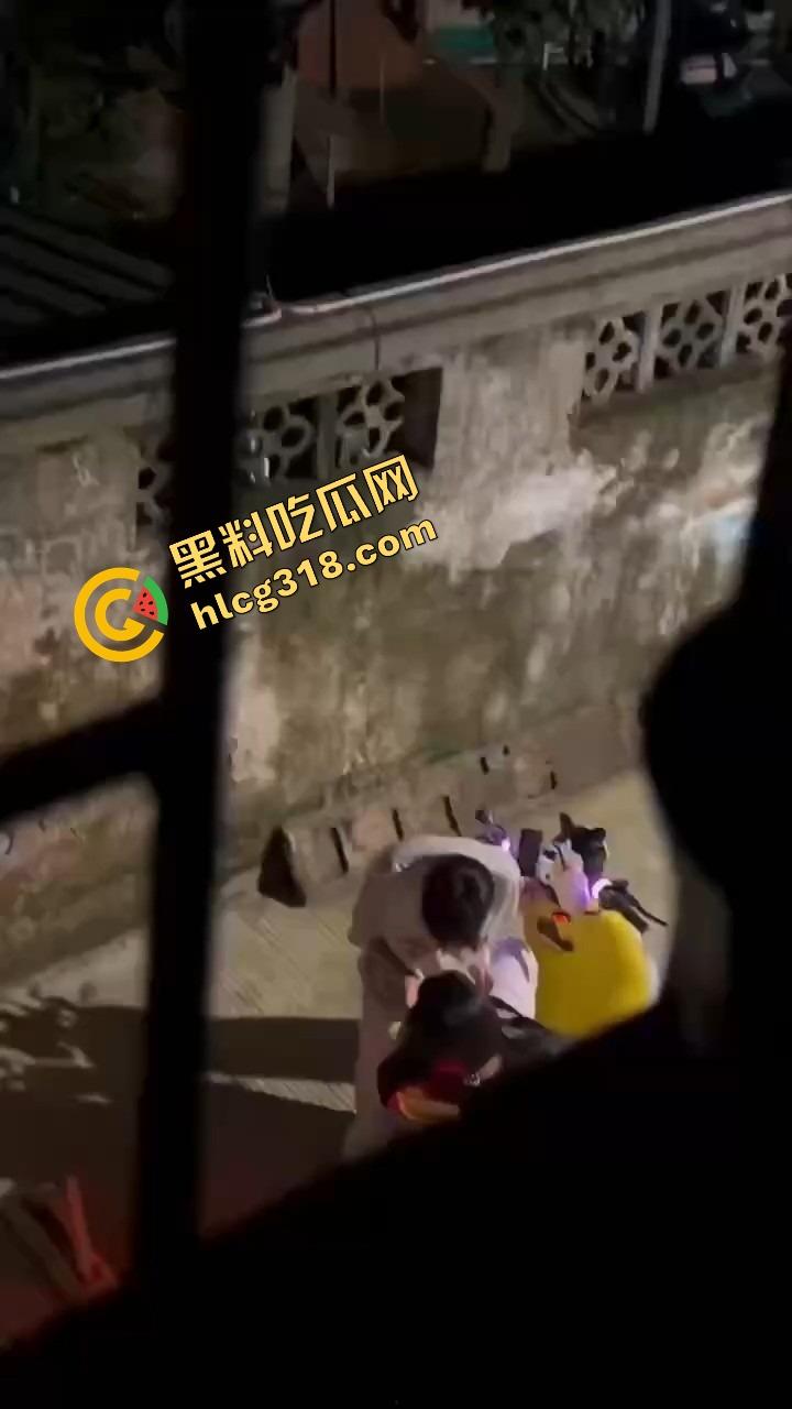 现在小年轻逼瘾太猛，骑小牛电动车都能车震，巷子里妹子张腿坐车上舔逼，随时随地吃海鲜上头！  第5张