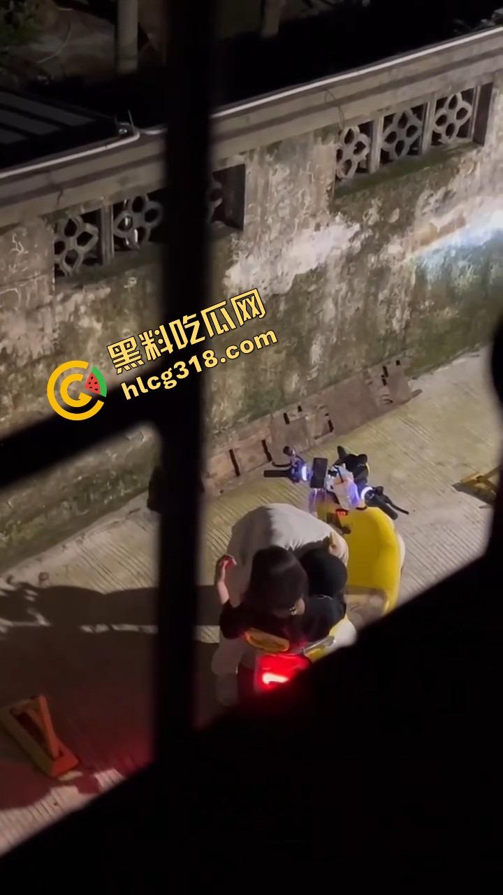 现在小年轻逼瘾太猛，骑小牛电动车都能车震，巷子里妹子张腿坐车上舔逼，随时随地吃海鲜上头！  第6张