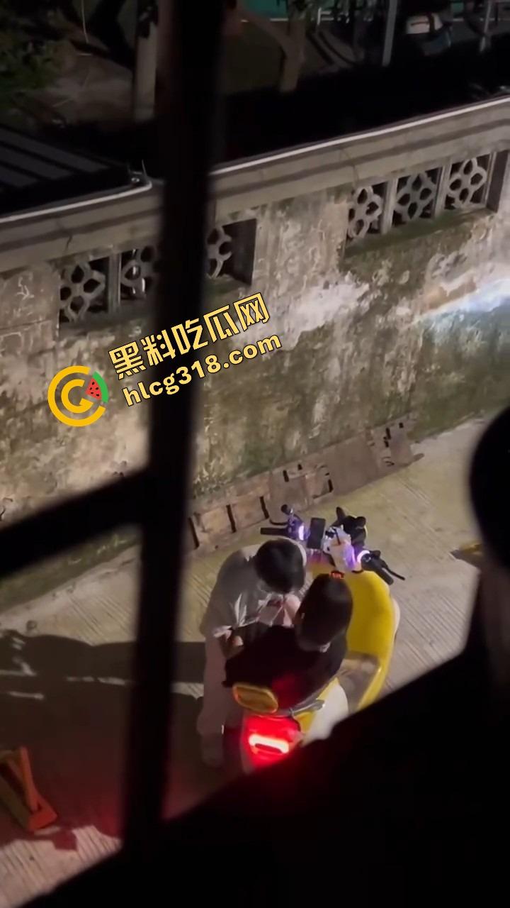 现在小年轻逼瘾太猛，骑小牛电动车都能车震，巷子里妹子张腿坐车上舔逼，随时随地吃海鲜上头！  第7张