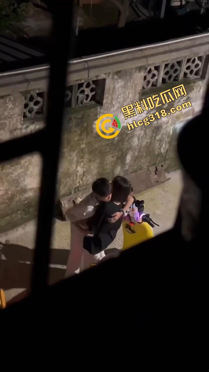 现在小年轻逼瘾太猛，骑小牛电动车都能车震，巷子里妹子张腿坐车上舔逼，随时随地吃海鲜上头！  第9张