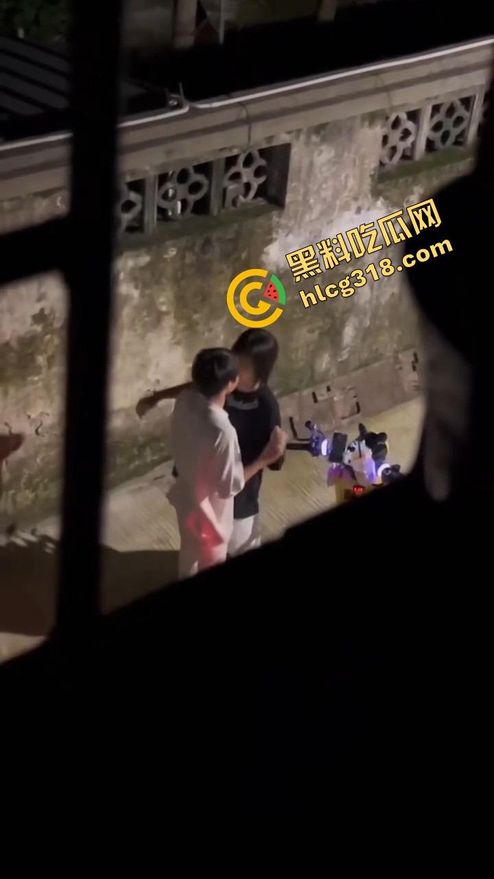 现在小年轻逼瘾太猛，骑小牛电动车都能车震，巷子里妹子张腿坐车上舔逼，随时随地吃海鲜上头！  第10张