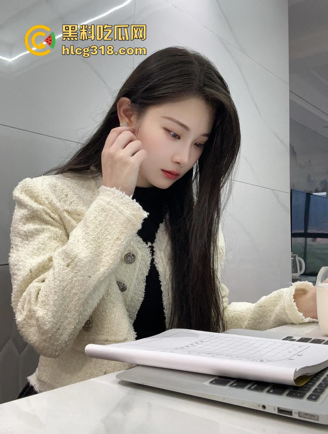 厦门一中【陈晓露】肉丝足交校长，骂鸡鸡短废物只能被踩在脚下，校长句句回应高潮射在脚上，这校长给陈老师当吧！  第1张