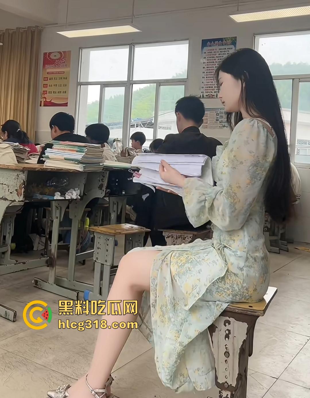 厦门一中【陈晓露】肉丝足交校长，骂鸡鸡短废物只能被踩在脚下，校长句句回应高潮射在脚上，这校长给陈老师当吧！  第2张