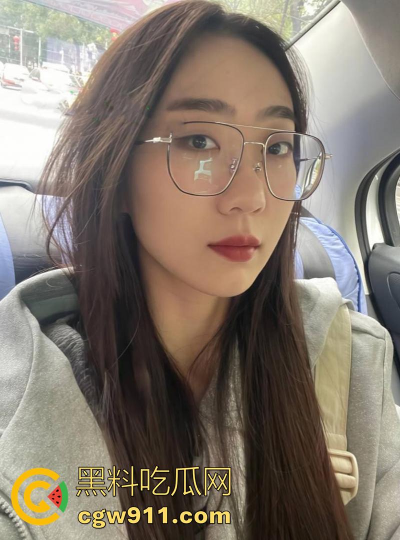 眼镜骚逼课外辅导语文老师【小苏】，身材极品翘臀诱人，一边教课一边解决性需求，这么学习早上清北了！  第1张