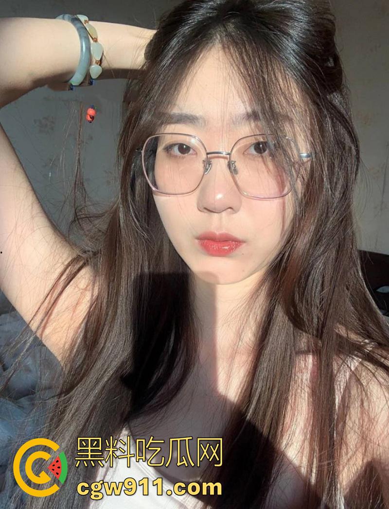 眼镜骚逼课外辅导语文老师【小苏】，身材极品翘臀诱人，一边教课一边解决性需求，这么学习早上清北了！  第2张