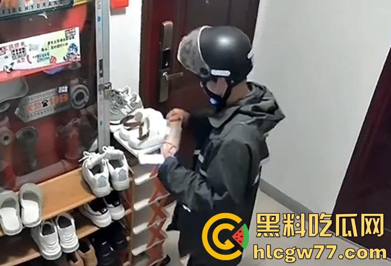 南通拆迁房小区 半夜惊现变态男 蹲守民宅狂舔女户主高跟鞋 五分钟监控视频流出！  第5张