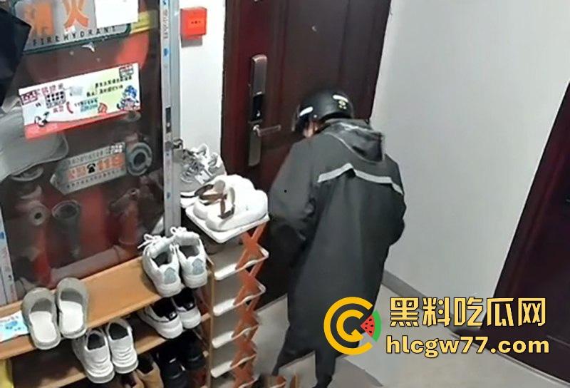 南通拆迁房小区 半夜惊现变态男 蹲守民宅狂舔女户主高跟鞋 五分钟监控视频流出！  第7张