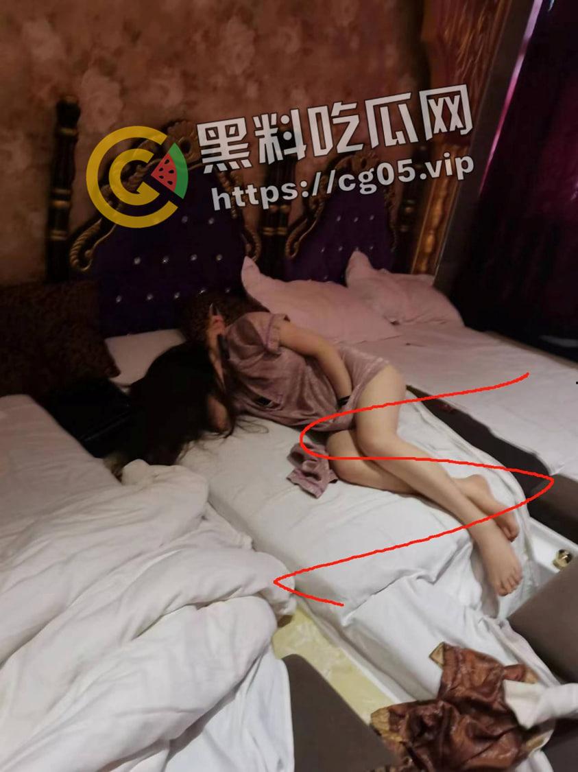 奇葩捉奸！狗男女足浴店内偷情还带俩娃 这就是破鞋的家庭教育吗 捉奸现场流出  第1张