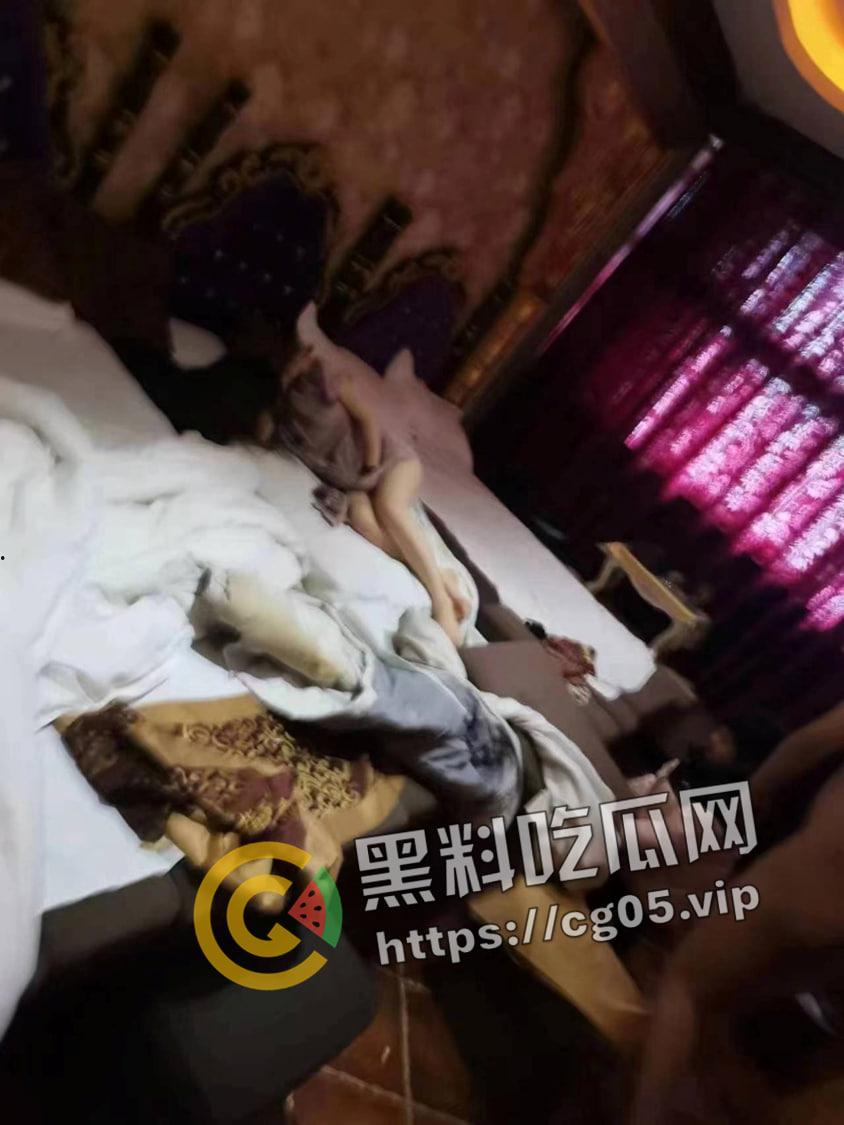 奇葩捉奸！狗男女足浴店内偷情还带俩娃 这就是破鞋的家庭教育吗 捉奸现场流出  第2张