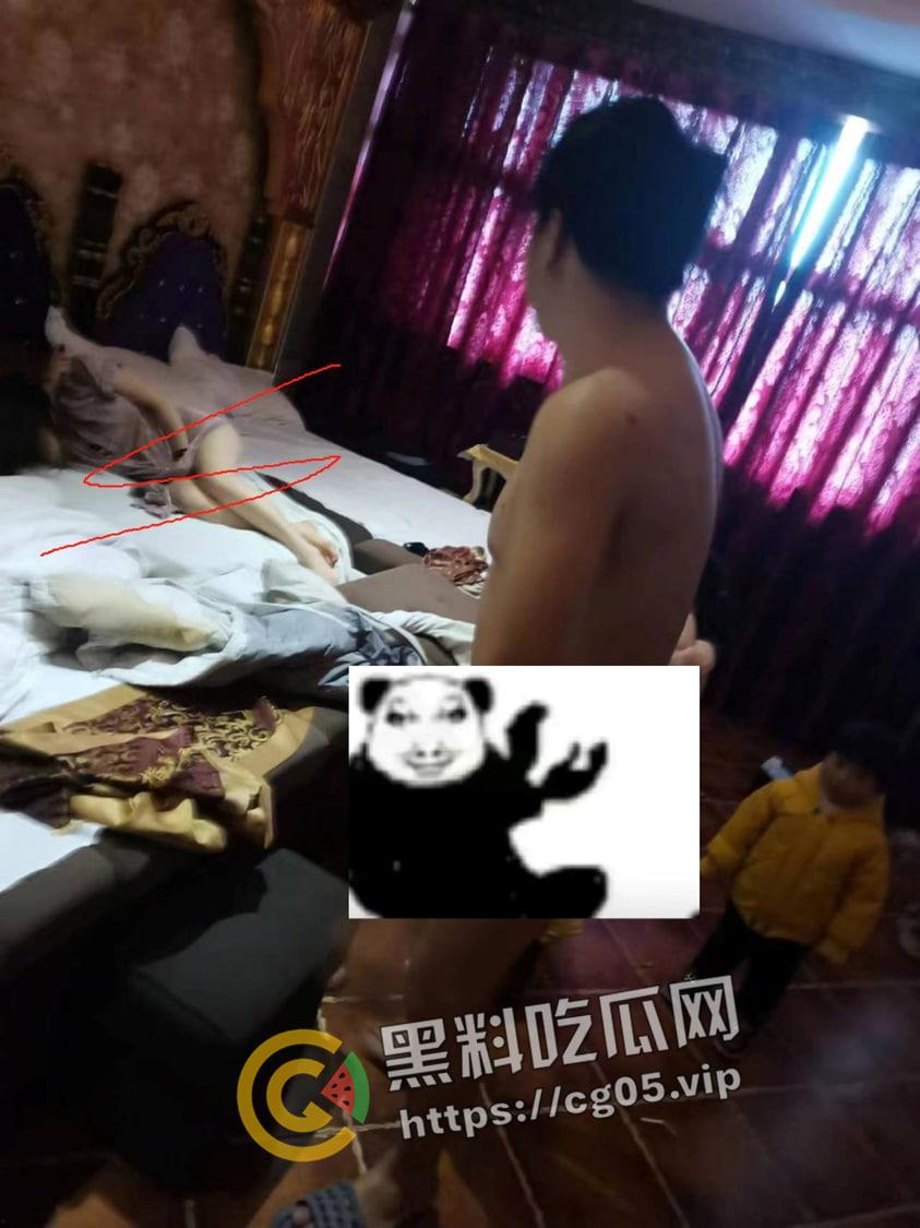 奇葩捉奸！狗男女足浴店内偷情还带俩娃 这就是破鞋的家庭教育吗 捉奸现场流出  第3张