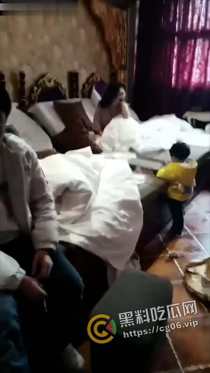 奇葩捉奸！狗男女足浴店内偷情还带俩娃 这就是破鞋的家庭教育吗 捉奸现场流出  第5张