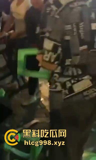 柳州光头疯子持刀砍人被围攻，摊贩齐心棍棒齐下，寡不敌众狼狈逃窜！  第1张