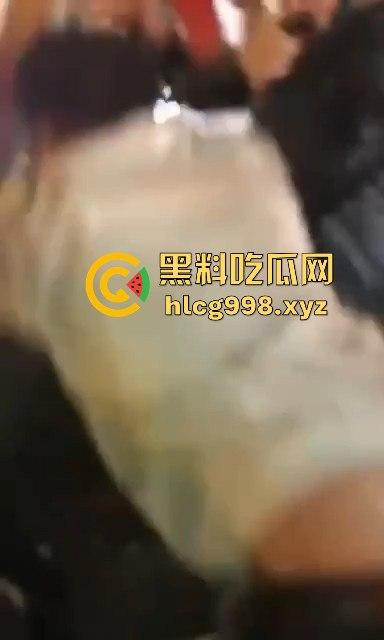 柳州光头疯子持刀砍人被围攻，摊贩齐心棍棒齐下，寡不敌众狼狈逃窜！  第2张