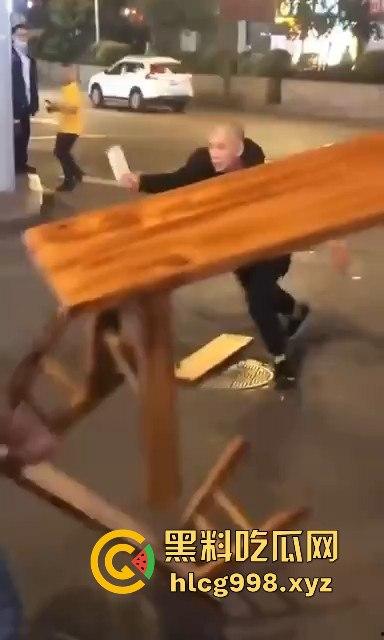 柳州光头疯子持刀砍人被围攻，摊贩齐心棍棒齐下，寡不敌众狼狈逃窜！  第3张