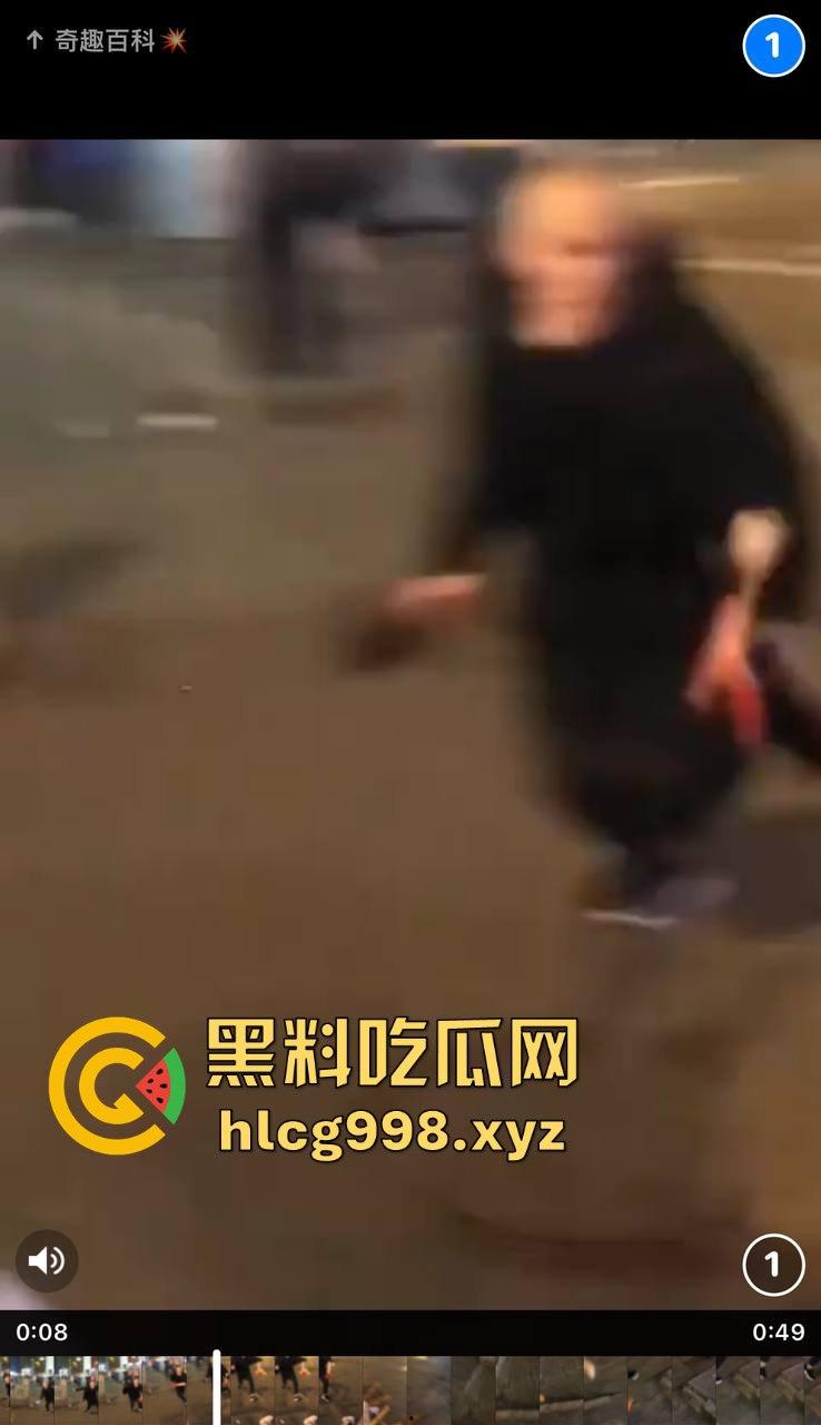 柳州光头疯子持刀砍人被围攻，摊贩齐心棍棒齐下，寡不敌众狼狈逃窜！  第4张